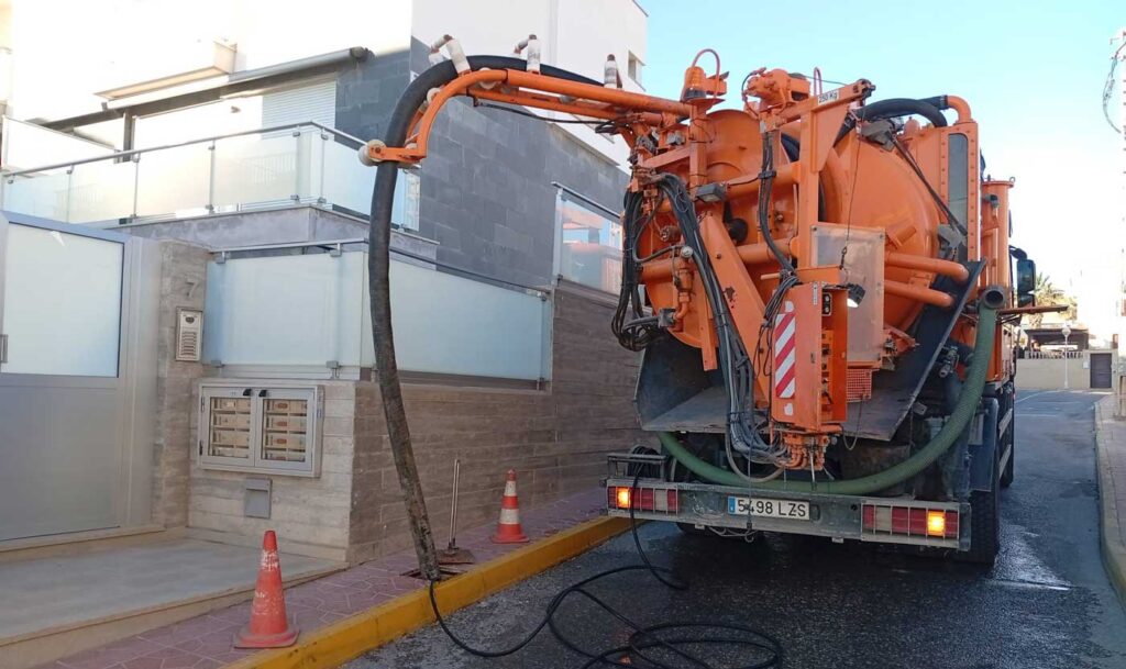 Camión reciclaje agua desatascos: qué es y cómo funciona 2 limpieza de bajantes en torrevieja